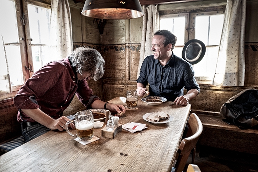 (Bild für) Kunst & Küche - S. Schlagenhaufer & P. Höcketstaller »Zwei Gulasch und zwei Seidl Bier« - inkl. 3-Gang Menü - zum Schließen ins Bild klicken